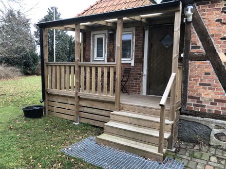 Trätrappa, hus i rött tegel